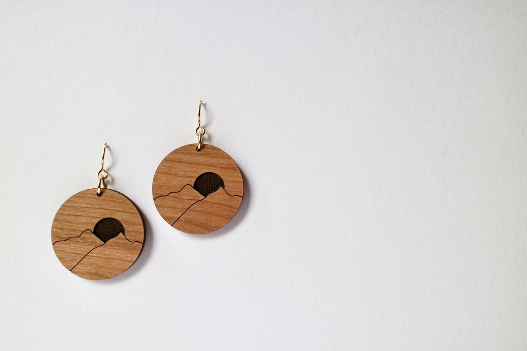 Wood mountain circle earrings