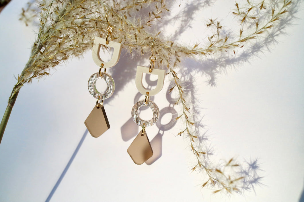 Fall minimalist with triple dainties - coffee style