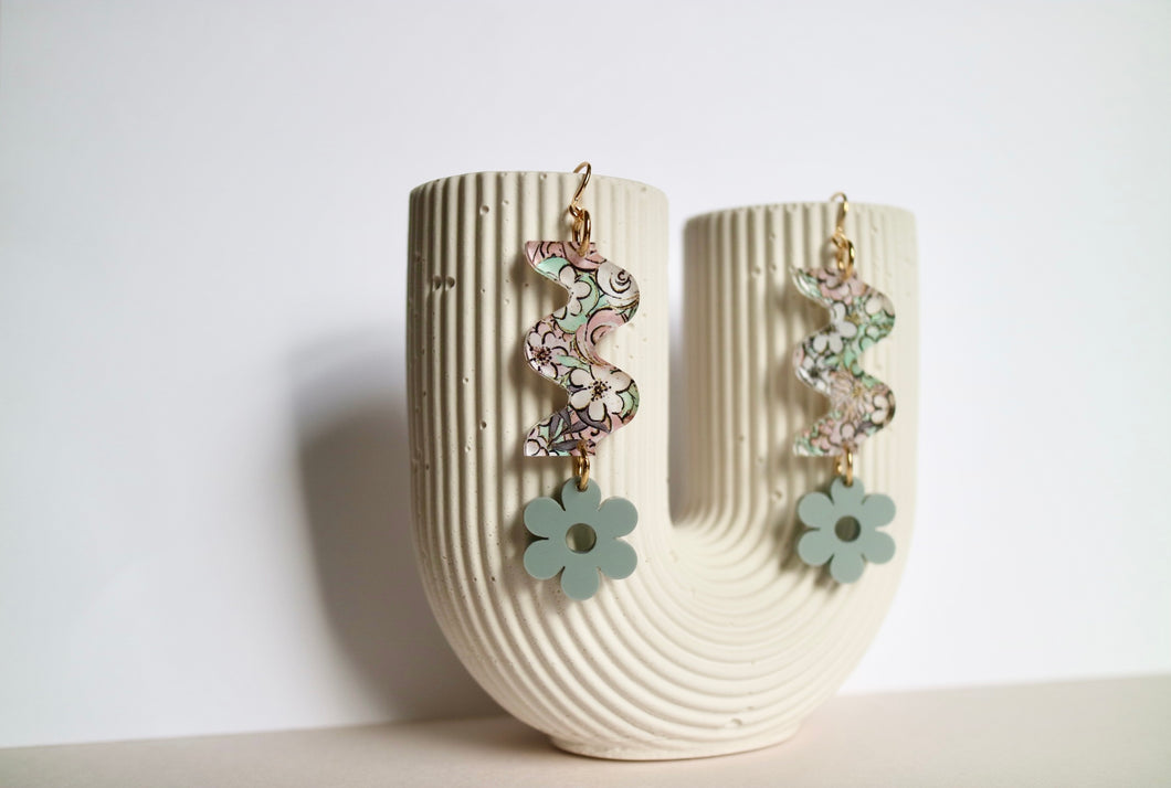 Soft green squiggle earrings with daisies