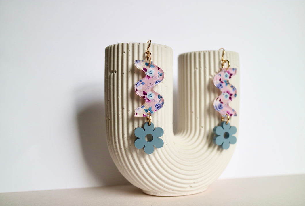Soft blue and purple squiggle earrings with daisies