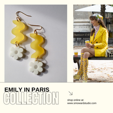 Load image into Gallery viewer, Yellow squiggle earrings with white daisies
