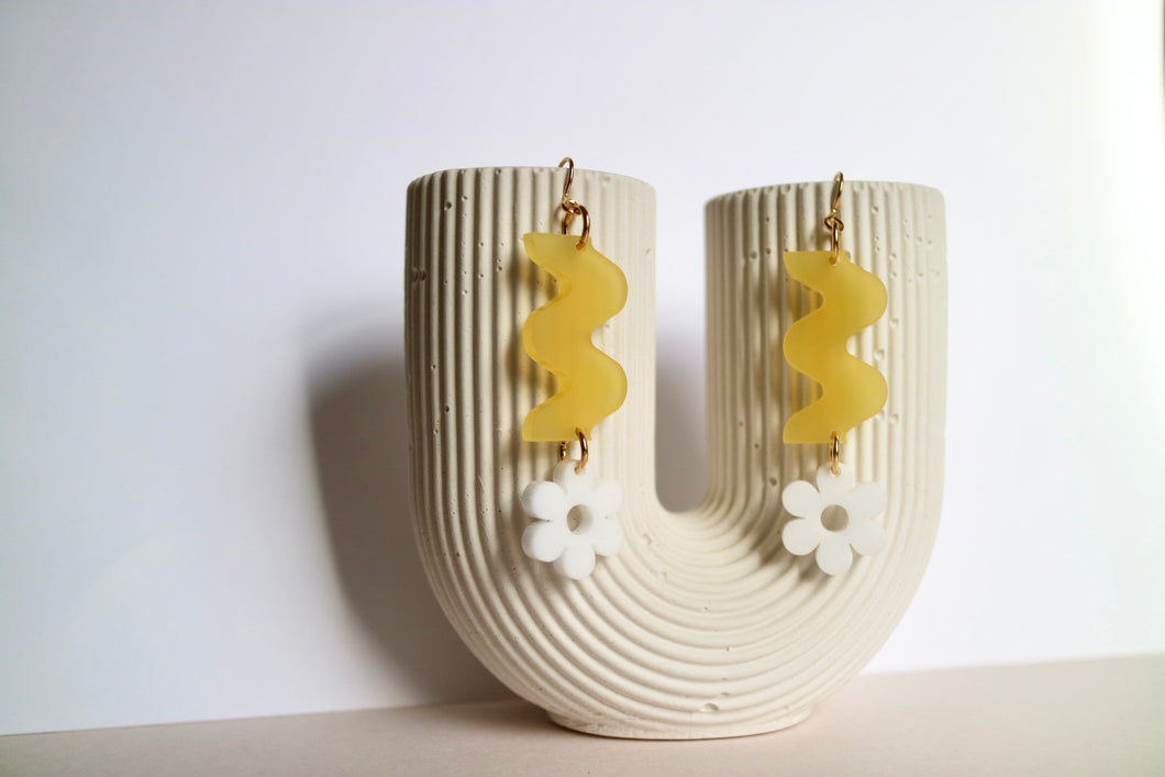 Yellow squiggle earrings with white daisies