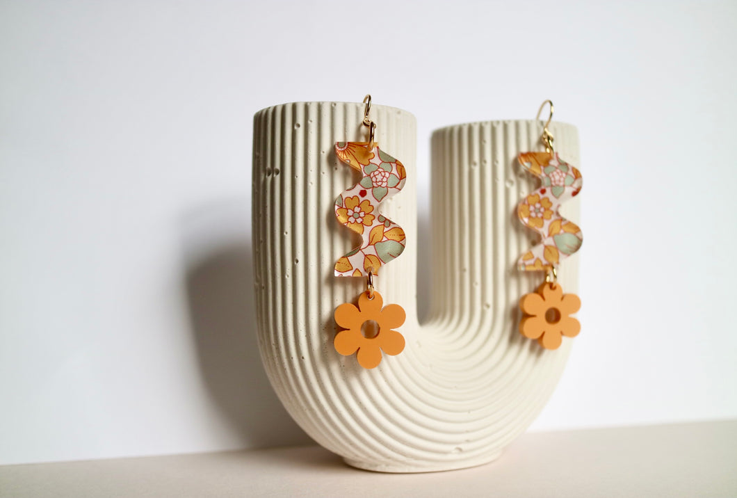 Retro tangerine squiggle earrings with daisies